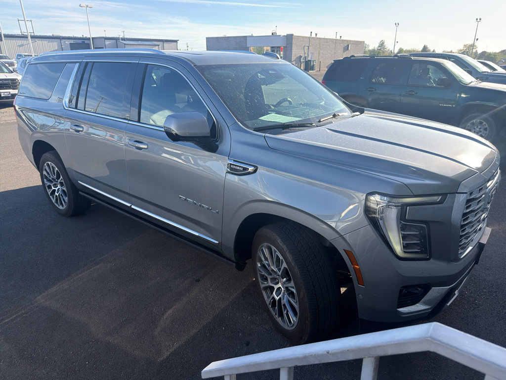 Used 2026 GMC Yukon XL Denali w/ Denali Reserve Package AWD/4WD image 4