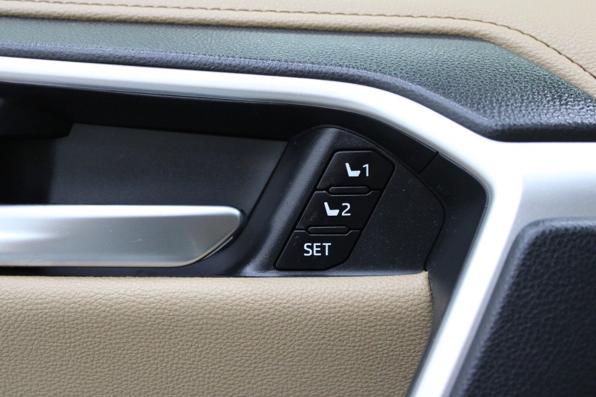 Used 2019 Toyota RAV4 Limited w/ Advanced Technology Package FWD image 17