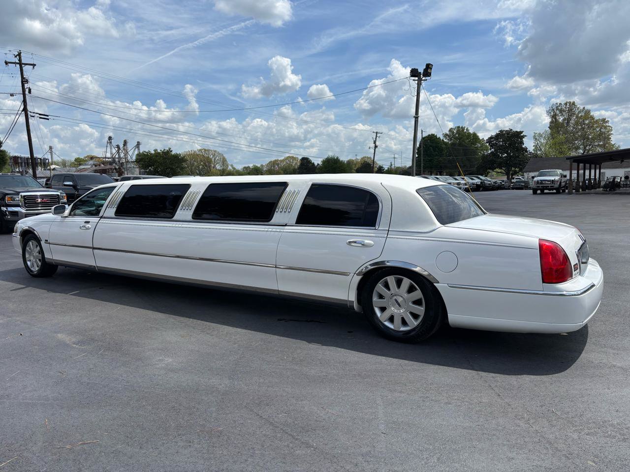Used 2004 Lincoln Town Car Executive RWD image 5