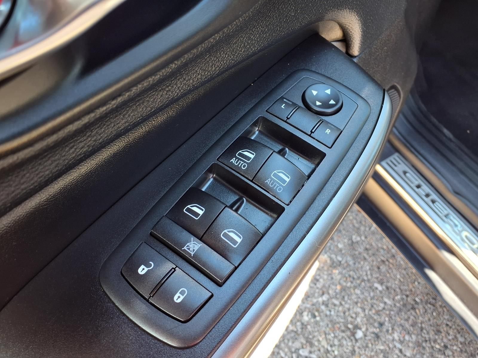 Used 2020 Jeep Cherokee Latitude Plus FWD image 15