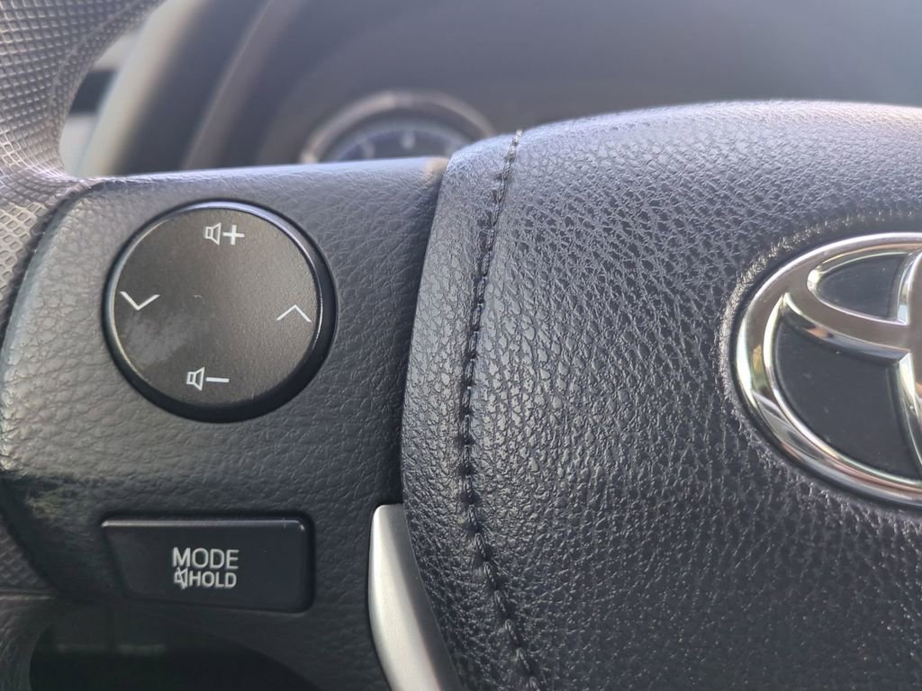 Used 2018 Toyota Corolla LE FWD image 29