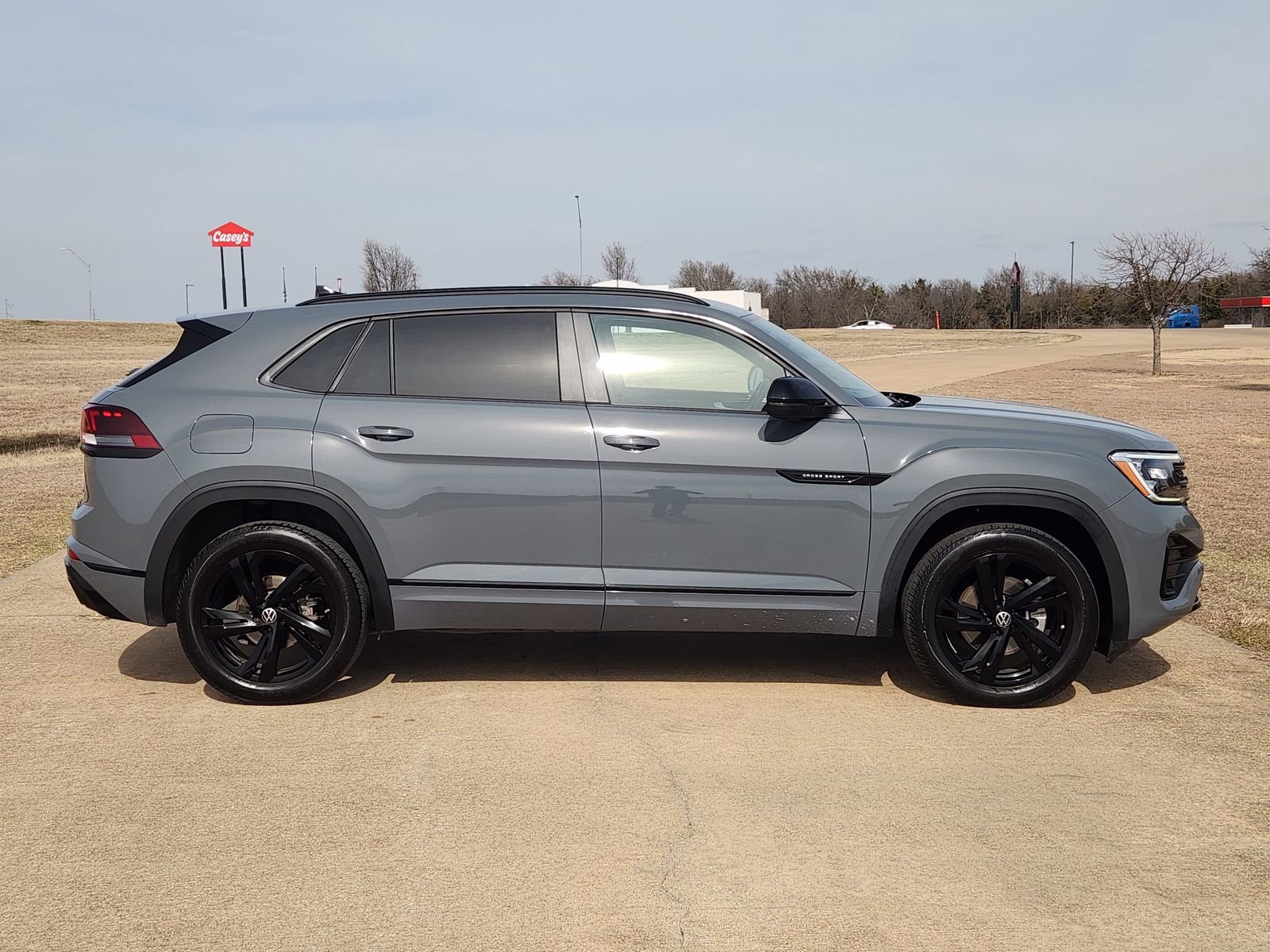 Used 2025 Volkswagen Atlas Cross Sport SEL R-Line image 7