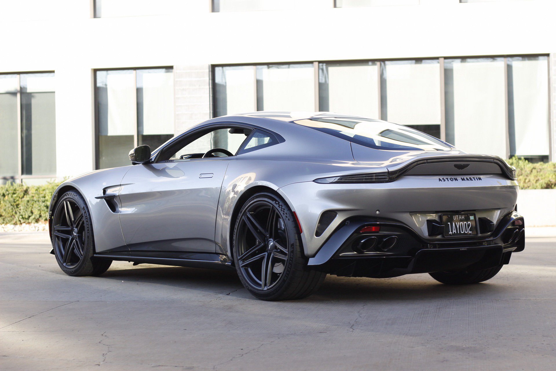 Used 2025 Aston Martin V8 Vantage Coupe RWD image 2