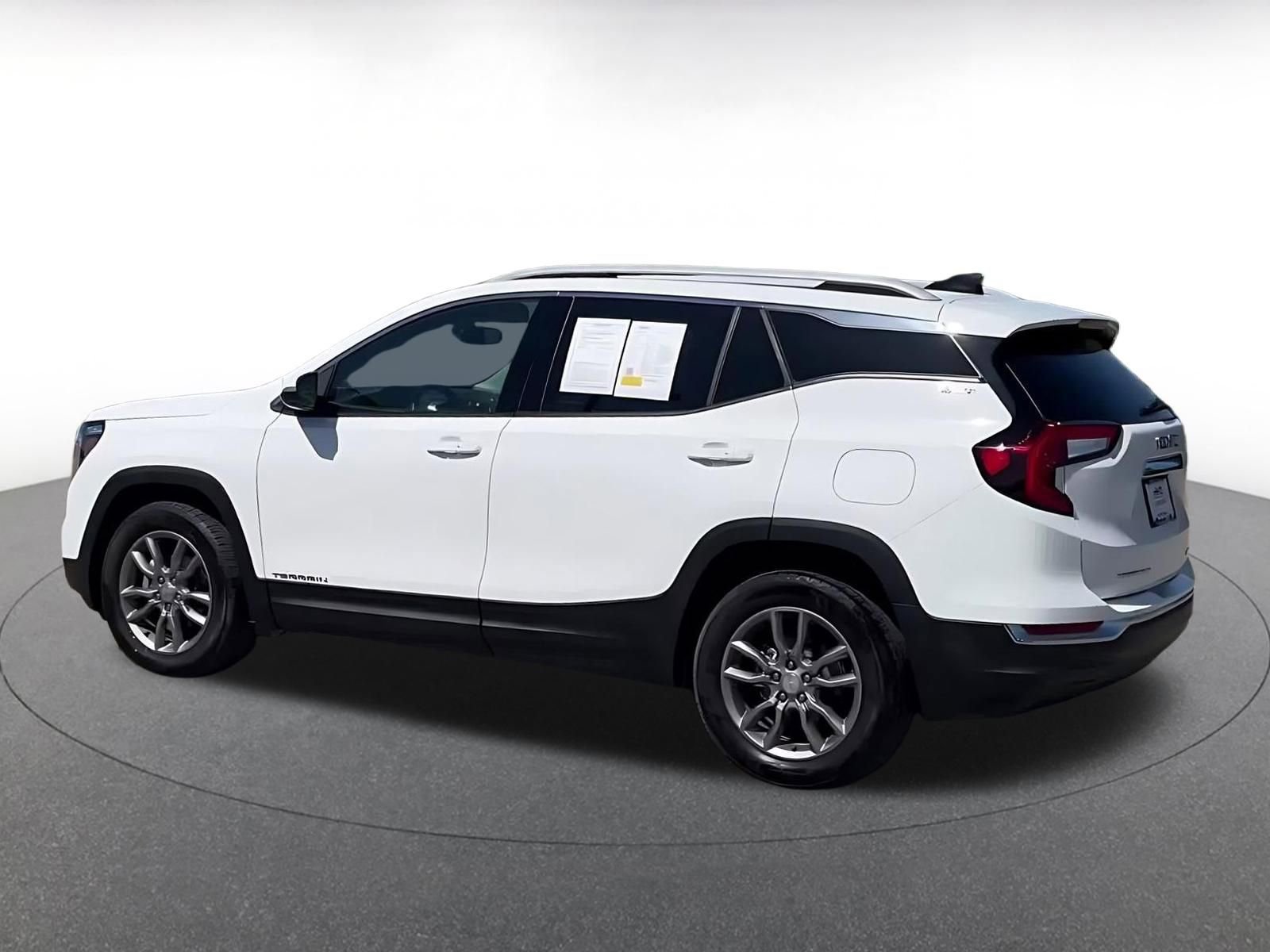 Used 2024 GMC Terrain SLT AWD/4WD image 10