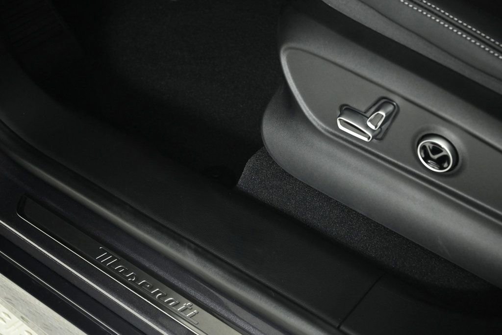 Used 2025 Maserati Grecale GT image 18