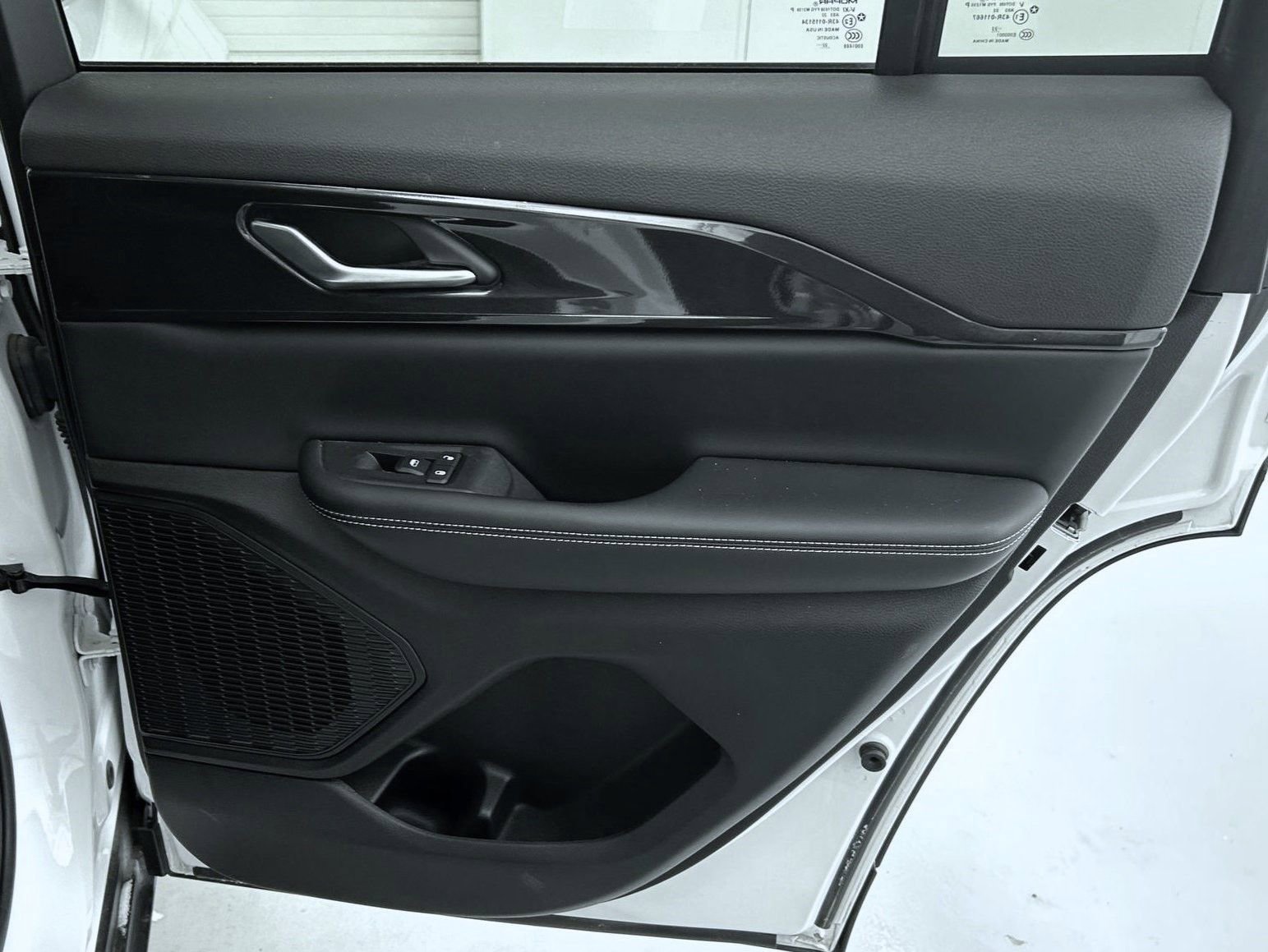 Certified 2023 Jeep Grand Cherokee Laredo AWD/4WD image 17