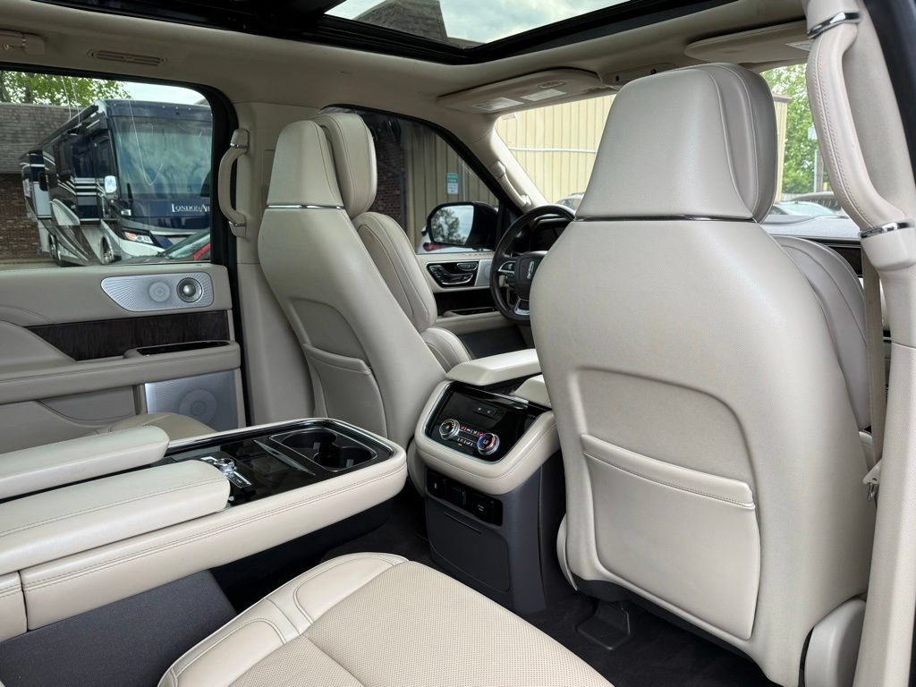 Used 2019 Lincoln Navigator Reserve AWD/4WD image 23