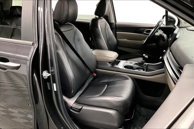 Used 2025 Kia Carnival FWD image 8