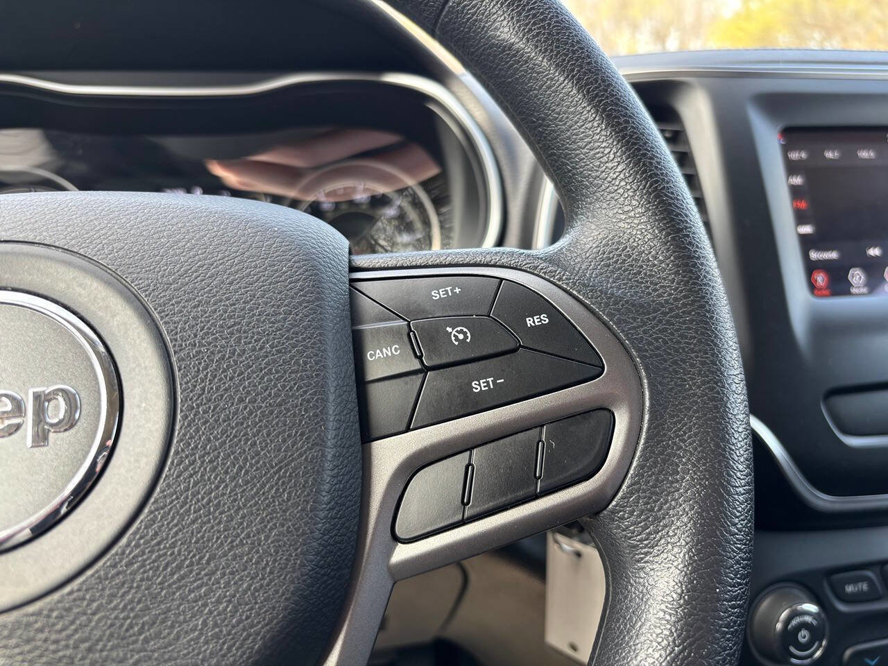 Used 2019 Jeep Cherokee Latitude w/ Popular Appearance Group image 26