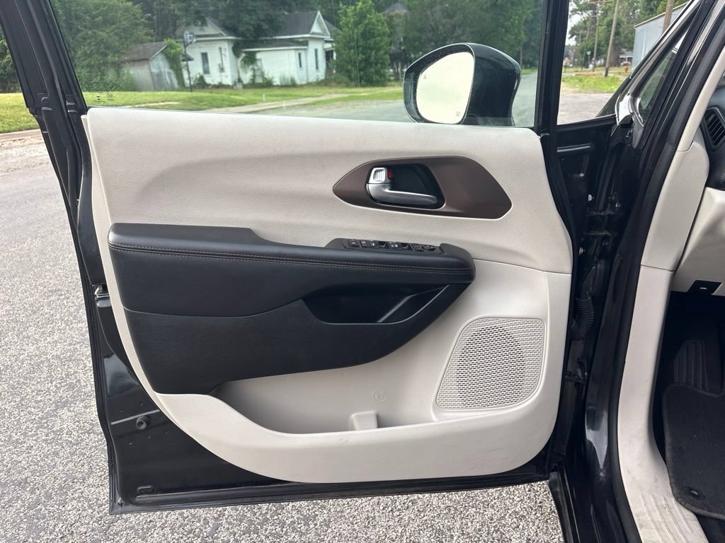 Used 2019 Chrysler Pacifica Touring-L FWD image 13