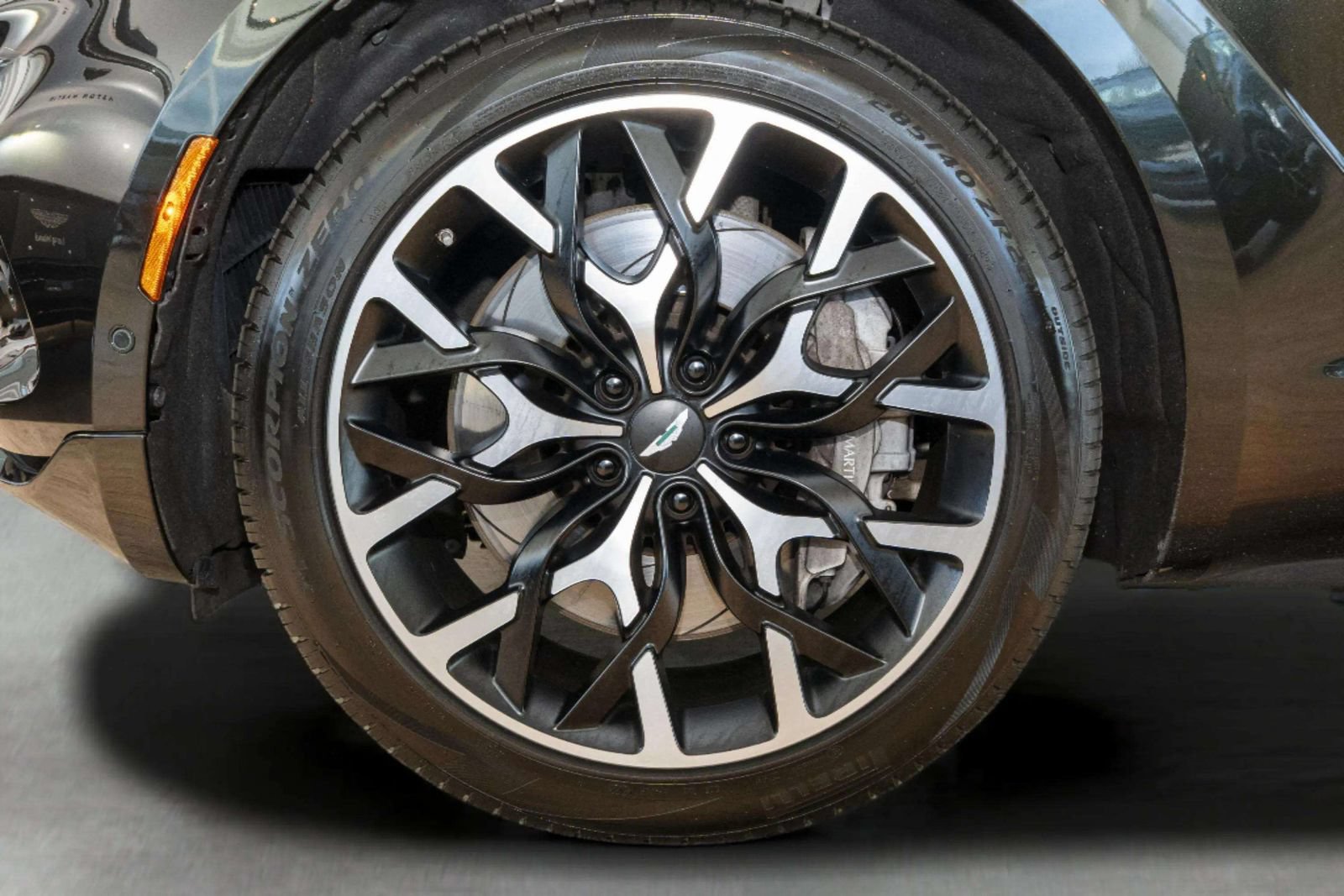 Used 2024 Aston Martin DBX AWD/4WD image 8