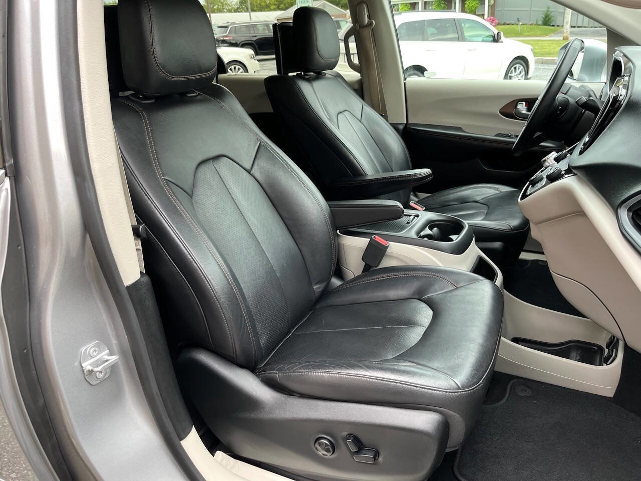 Used 2017 Chrysler Pacifica Touring-L Plus w/ Advanced Safetytec Group image 10