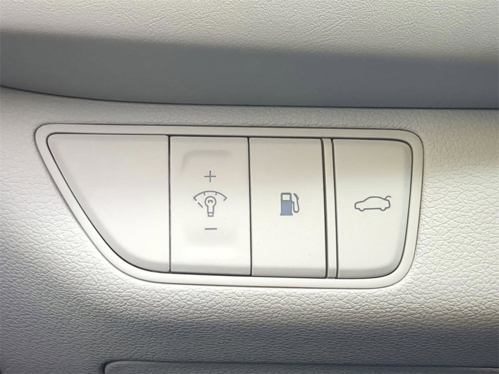 Used 2025 Genesis G70 2.5T image 25