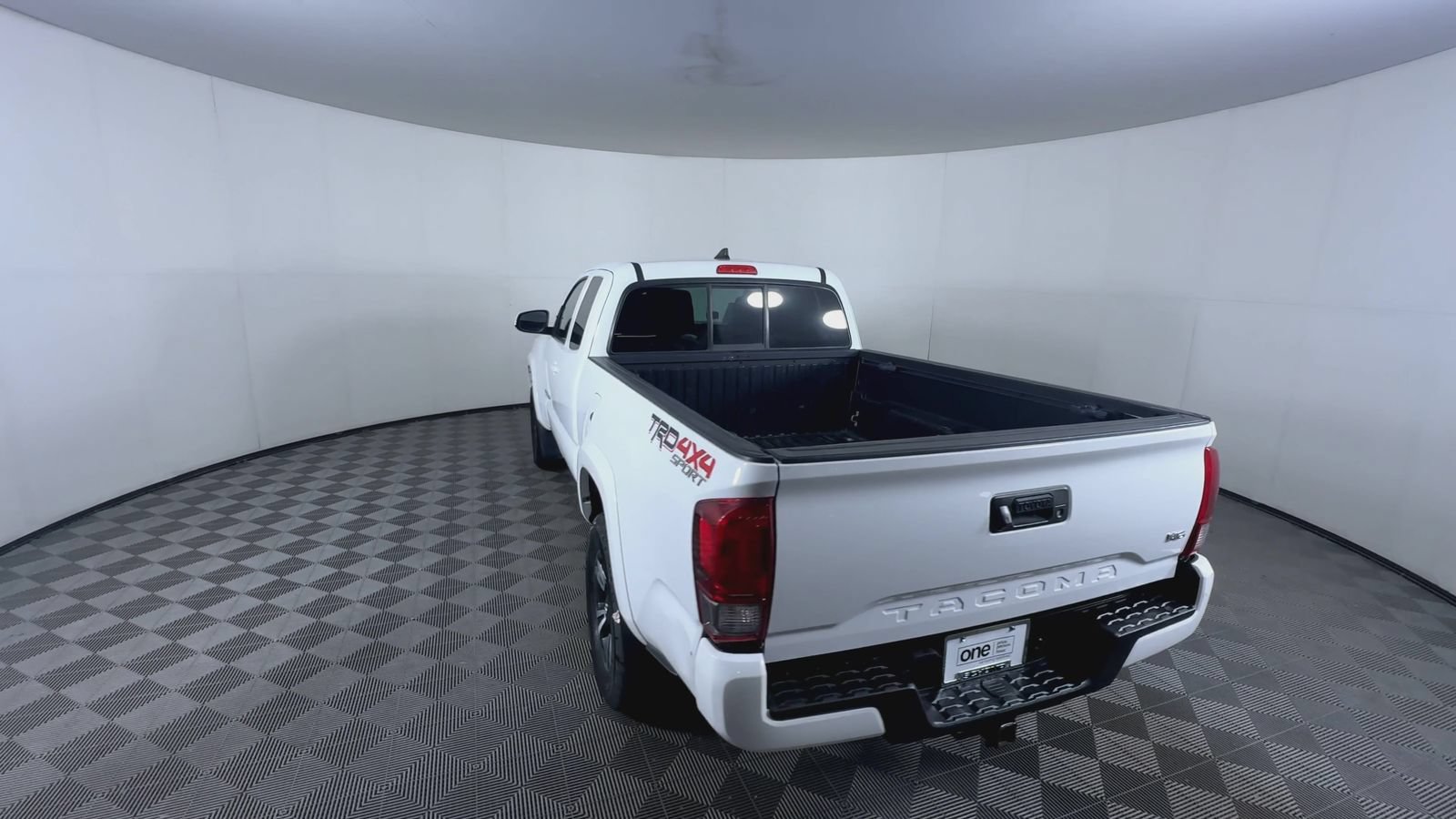 Used 2016 Toyota Tacoma TRD Sport w/ Towing Package AWD/4WD image 7