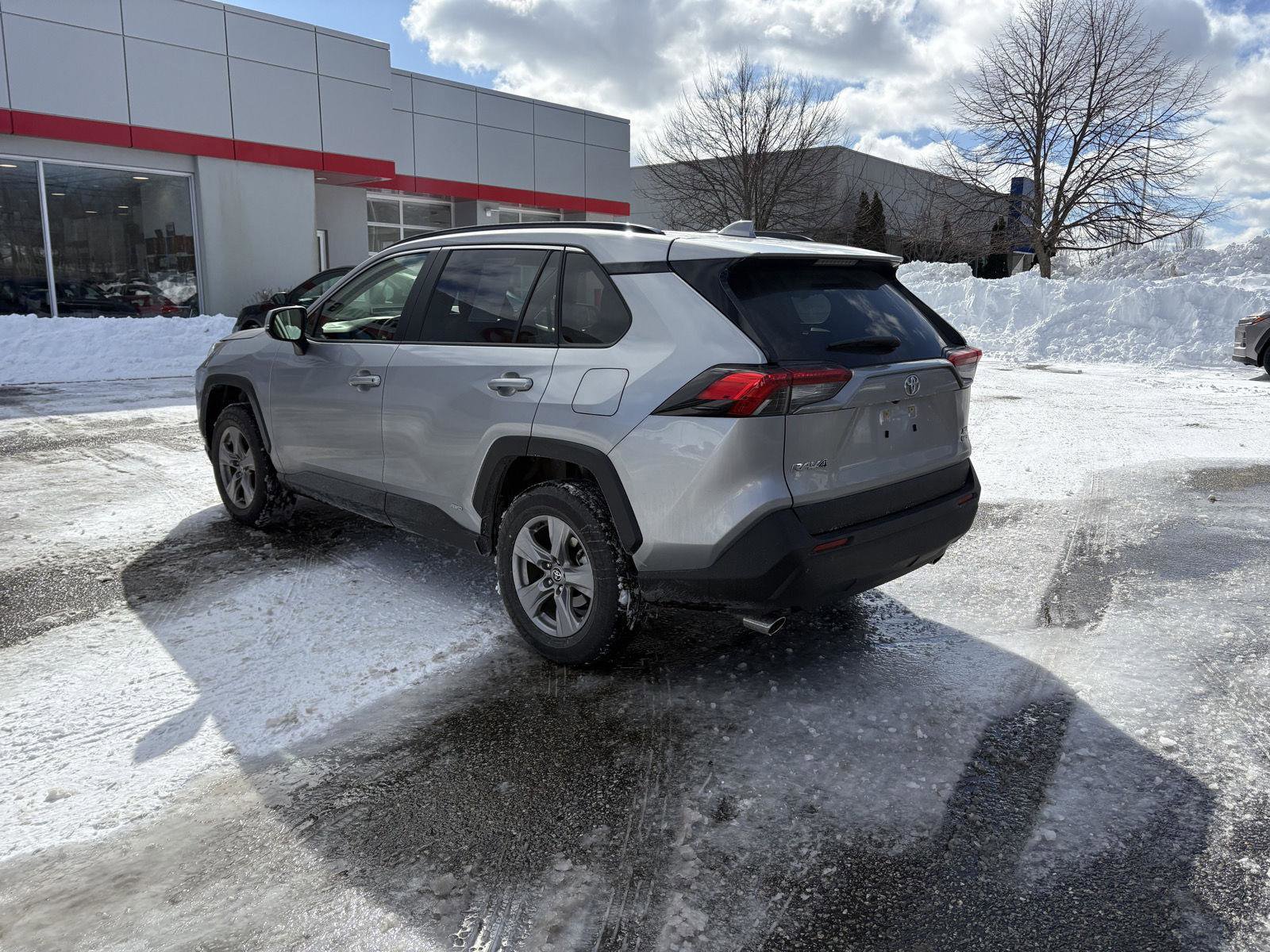 Used 2025 Toyota RAV4 XLE w/ Convenience Package image 5