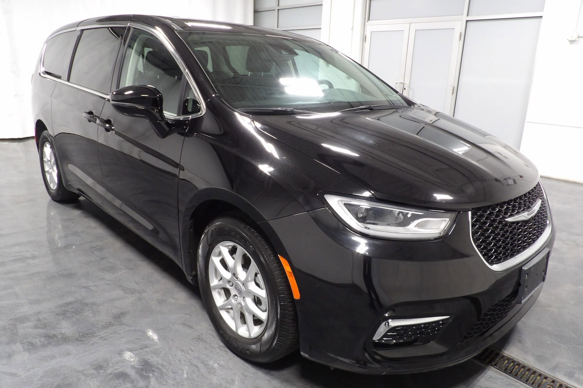 Used 2024 Chrysler Pacifica Limited image 3
