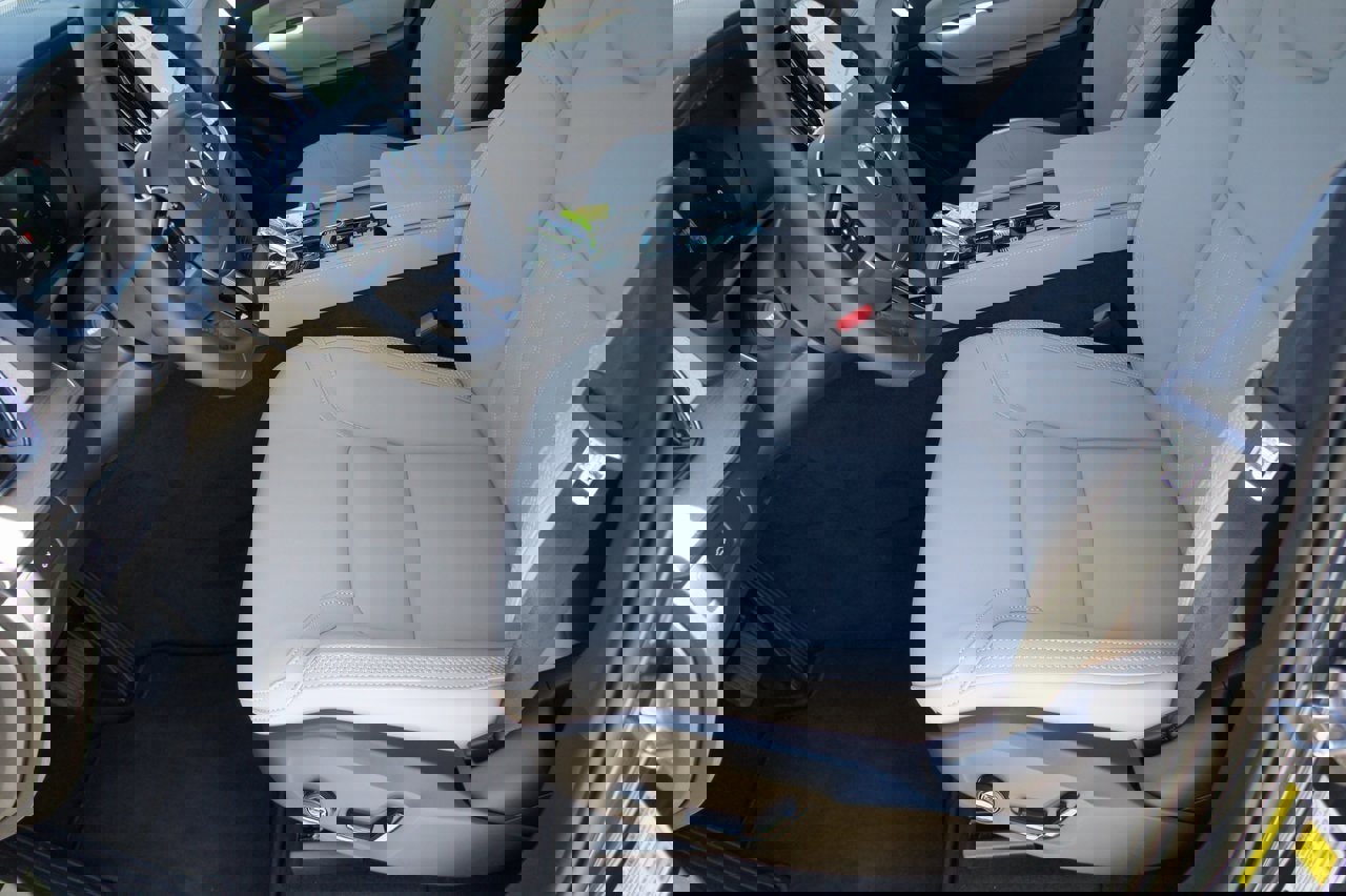 New 2026 Volvo XC90 B6 Plus w/ Protection Package Premier image 17