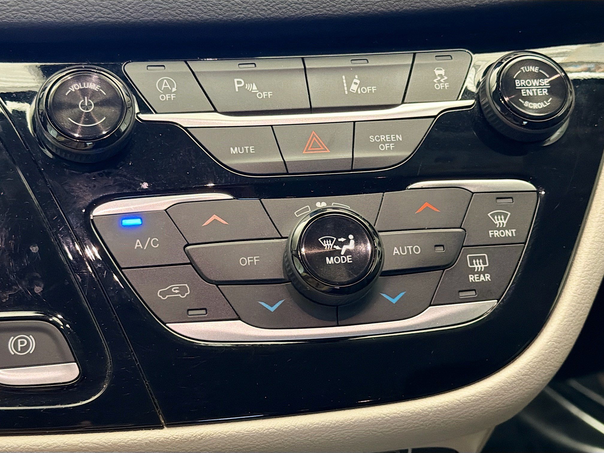 Used 2024 Chrysler Pacifica Touring-L FWD image 10