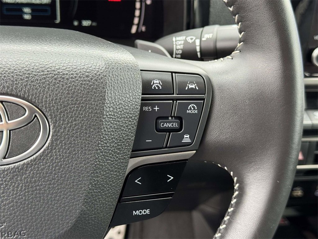 Used 2025 Toyota Camry SE image 12