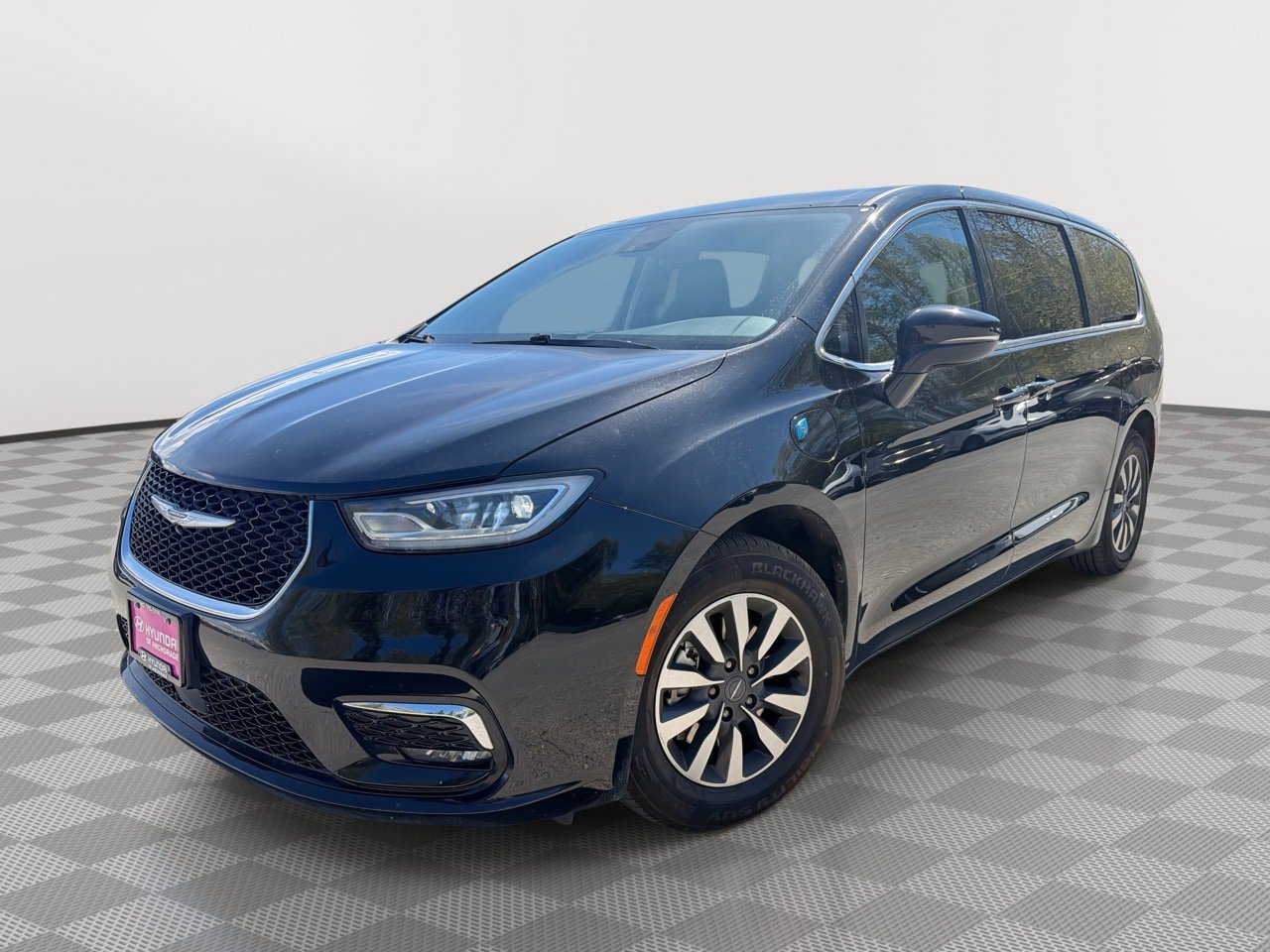 Used 2024 Chrysler Pacifica Limited FWD image 1