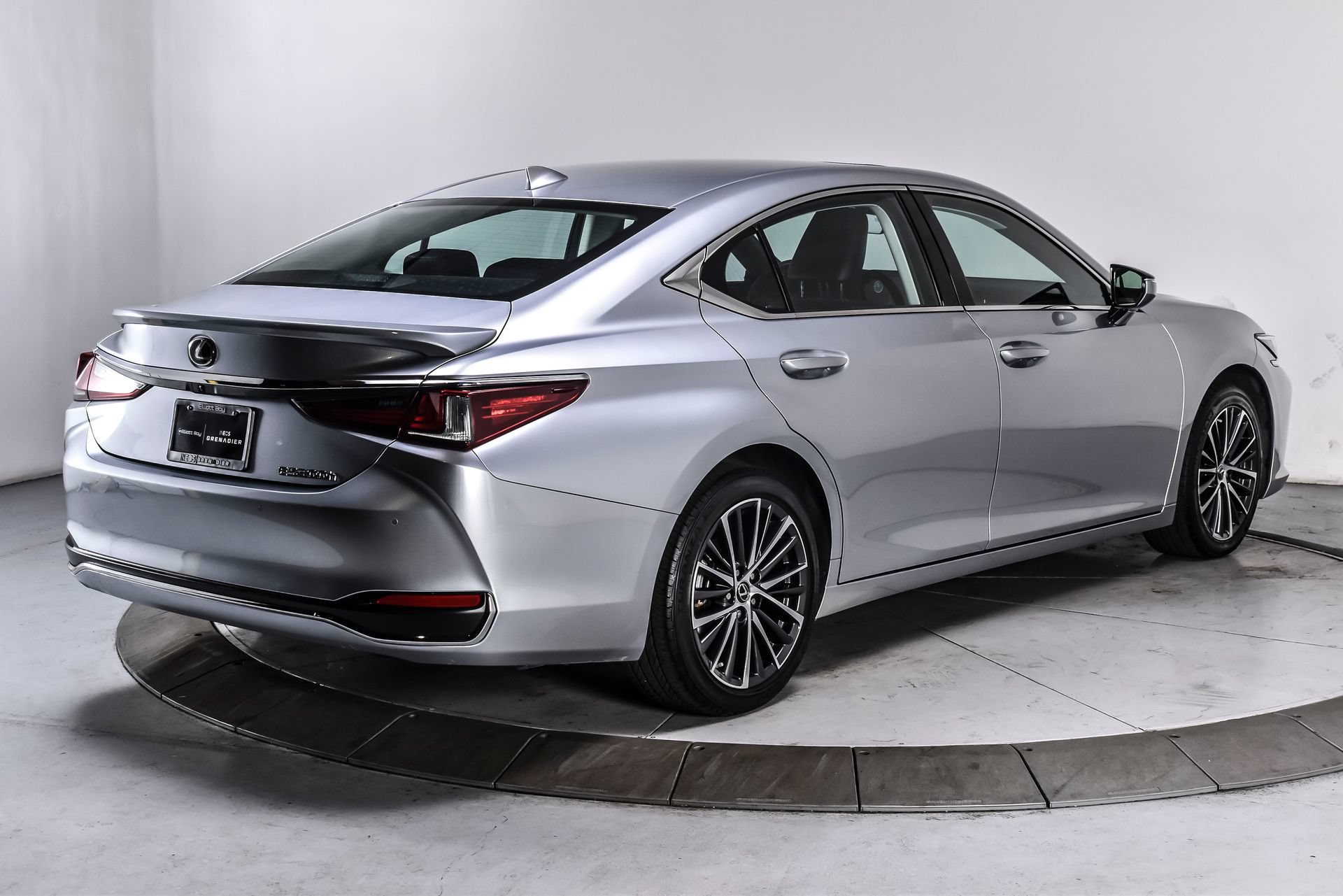 Used 2025 Lexus ES 300h w/ Premium Package FWD image 6