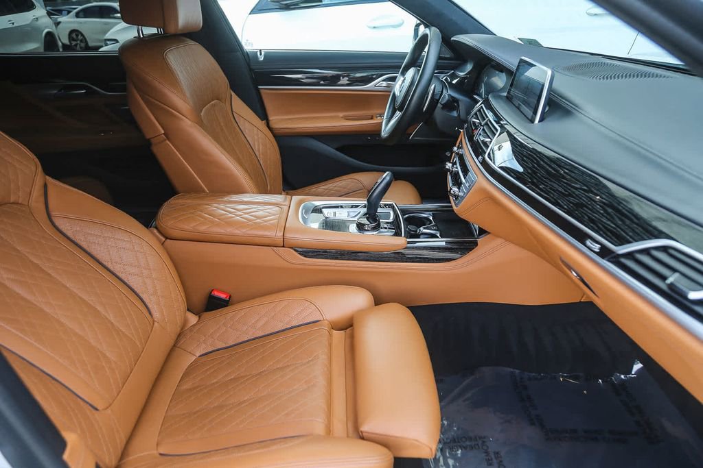Certified 2022 BMW 750i xDrive w/ Autobahn Package image 13