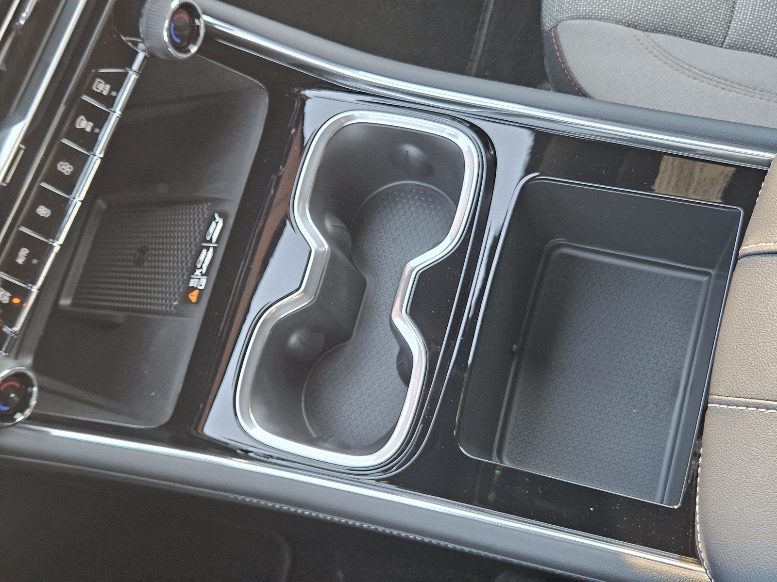 New 2027 Chevrolet Traverse LT w/ Midnight/Sport Edition FWD image 15