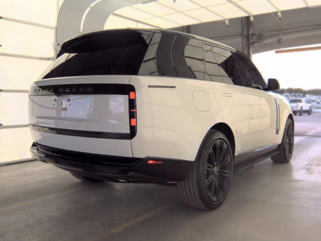 Used 2024 Land Rover Range Rover SE AWD/4WD image 2