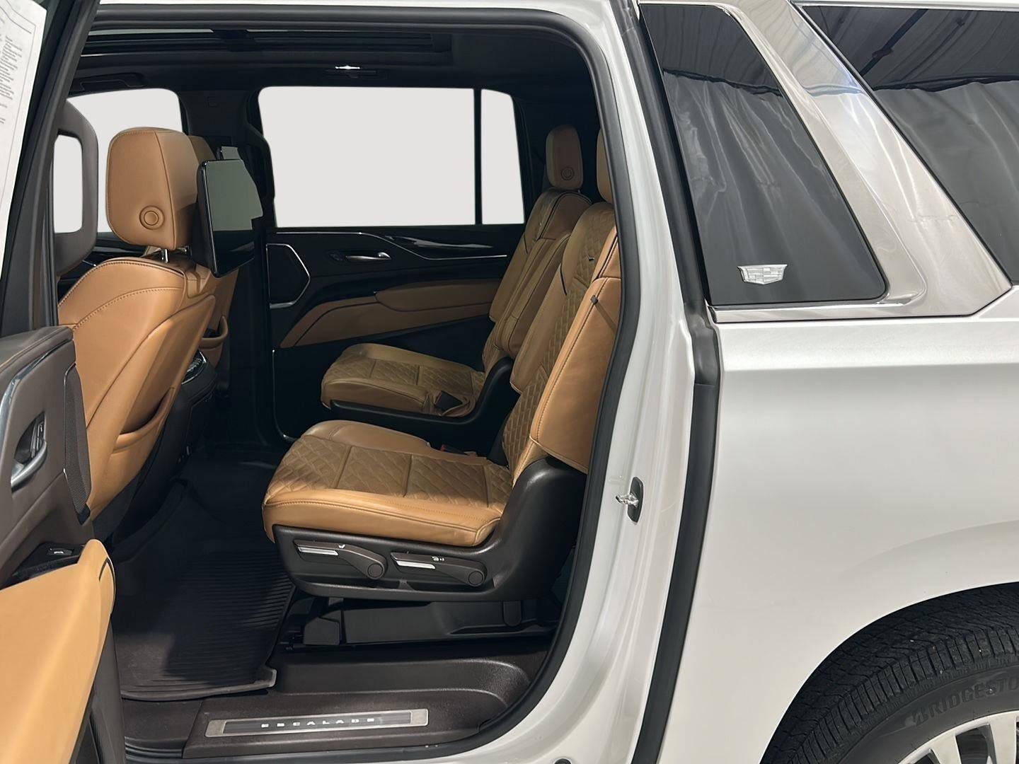 Used 2024 Cadillac Escalade ESV Premium Luxury w/ Performance Package AWD/4WD image 24