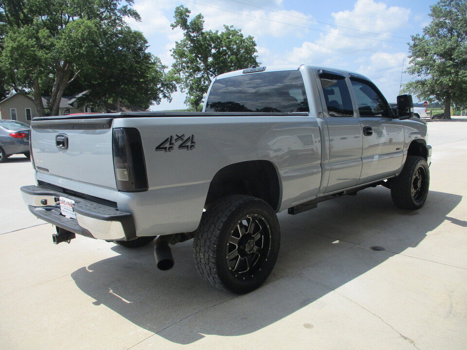 Used 2005 Chevrolet Silverado 2500 LS w/ Heavy-Duty Power Package AWD/4WD image 15