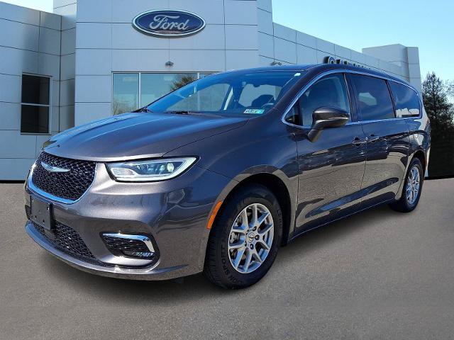 Used 2023 Chrysler Pacifica Touring-L FWD image 3
