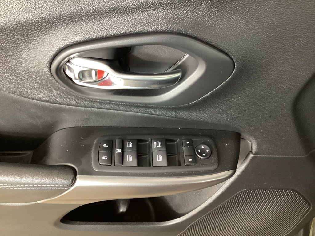 Used 2019 Jeep Cherokee Latitude w/ Cold Weather Group AWD/4WD image 11