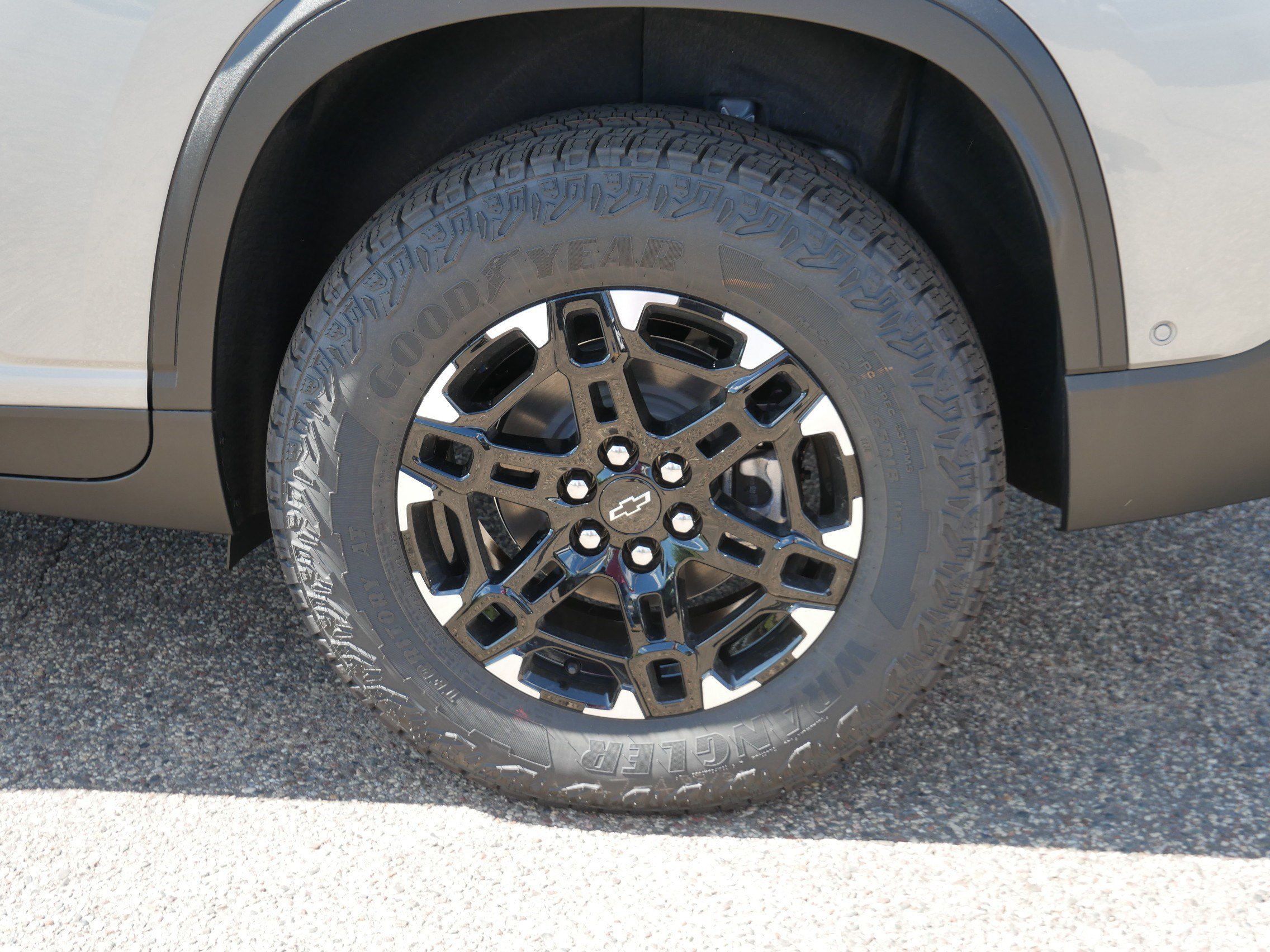 New 2027 Chevrolet Traverse Z71 w/ Enhanced Driving Package AWD/4WD image 3