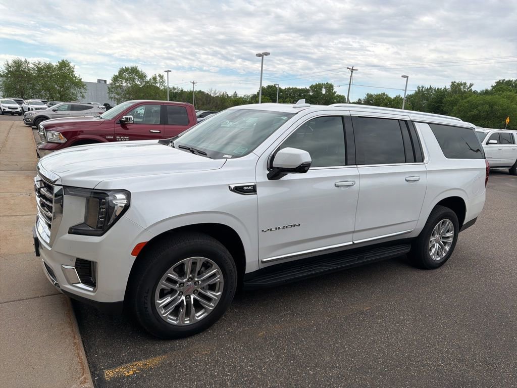 Used 2023 GMC Yukon XL SLT w/ SLT Premium Package AWD/4WD image 9