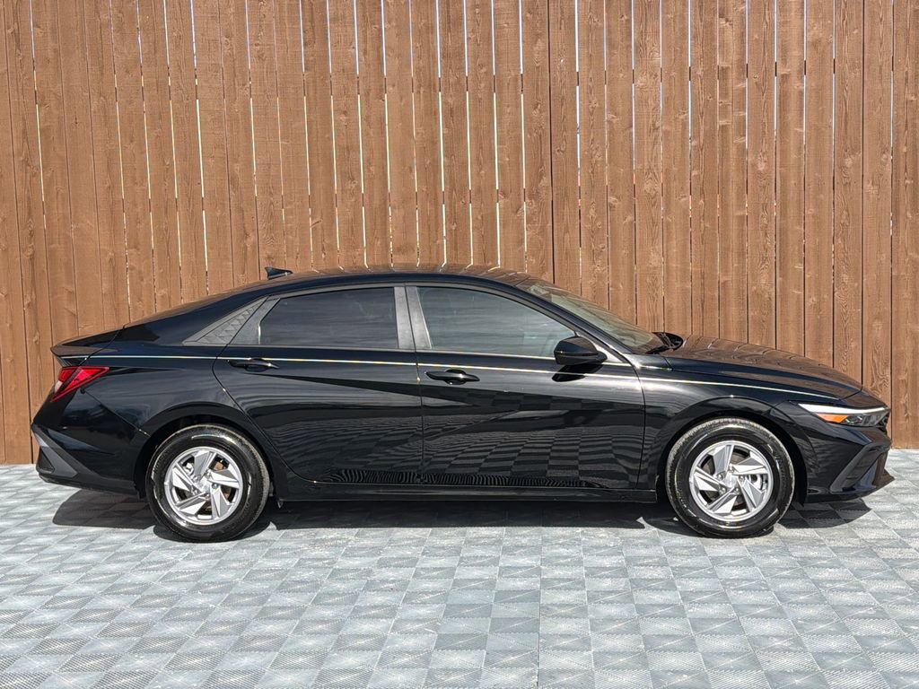 Used 2025 Hyundai Elantra SE image 9