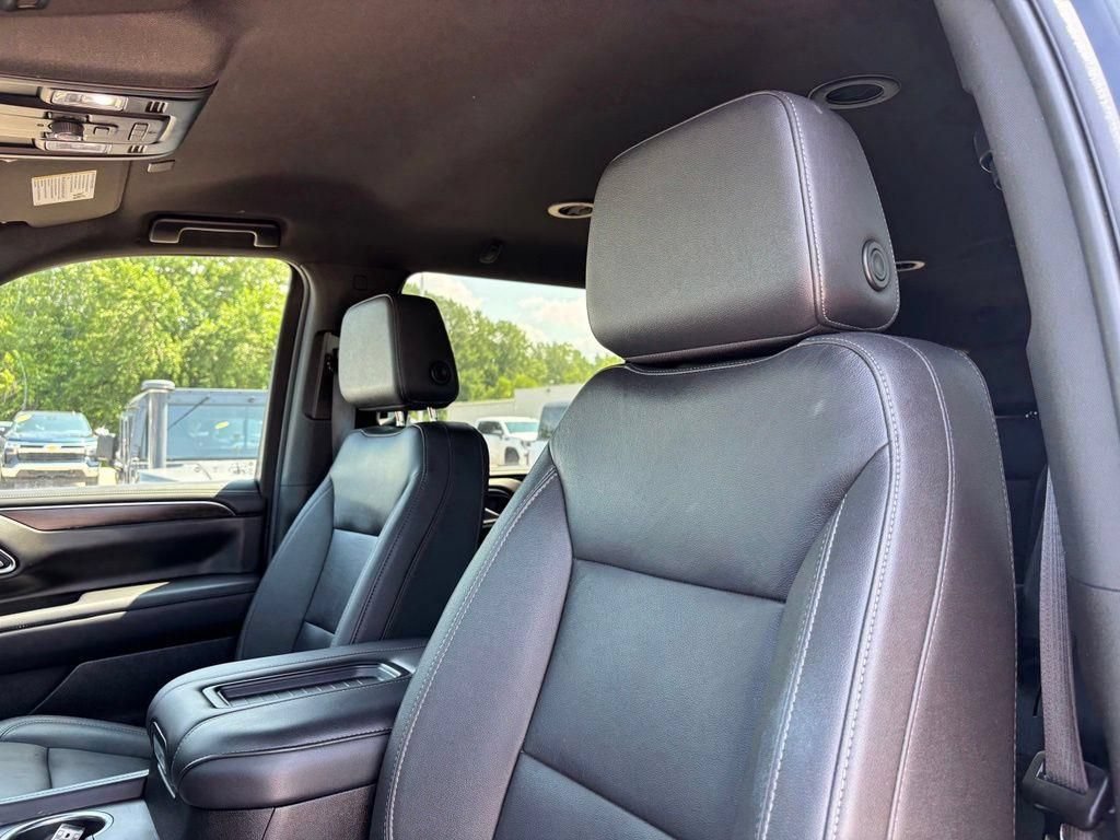 Used 2024 Chevrolet Suburban Z71 w/ Luxury Package AWD/4WD image 5