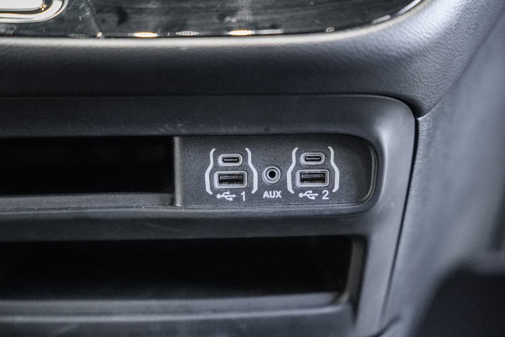 Used 2025 Chrysler Pacifica Select image 30