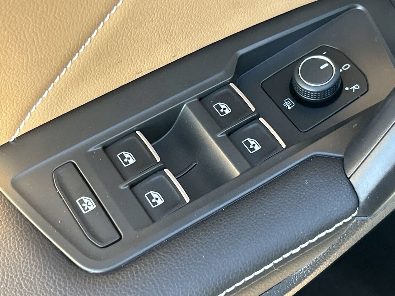 Certified 2024 Volkswagen Tiguan SE R-Line FWD image 18