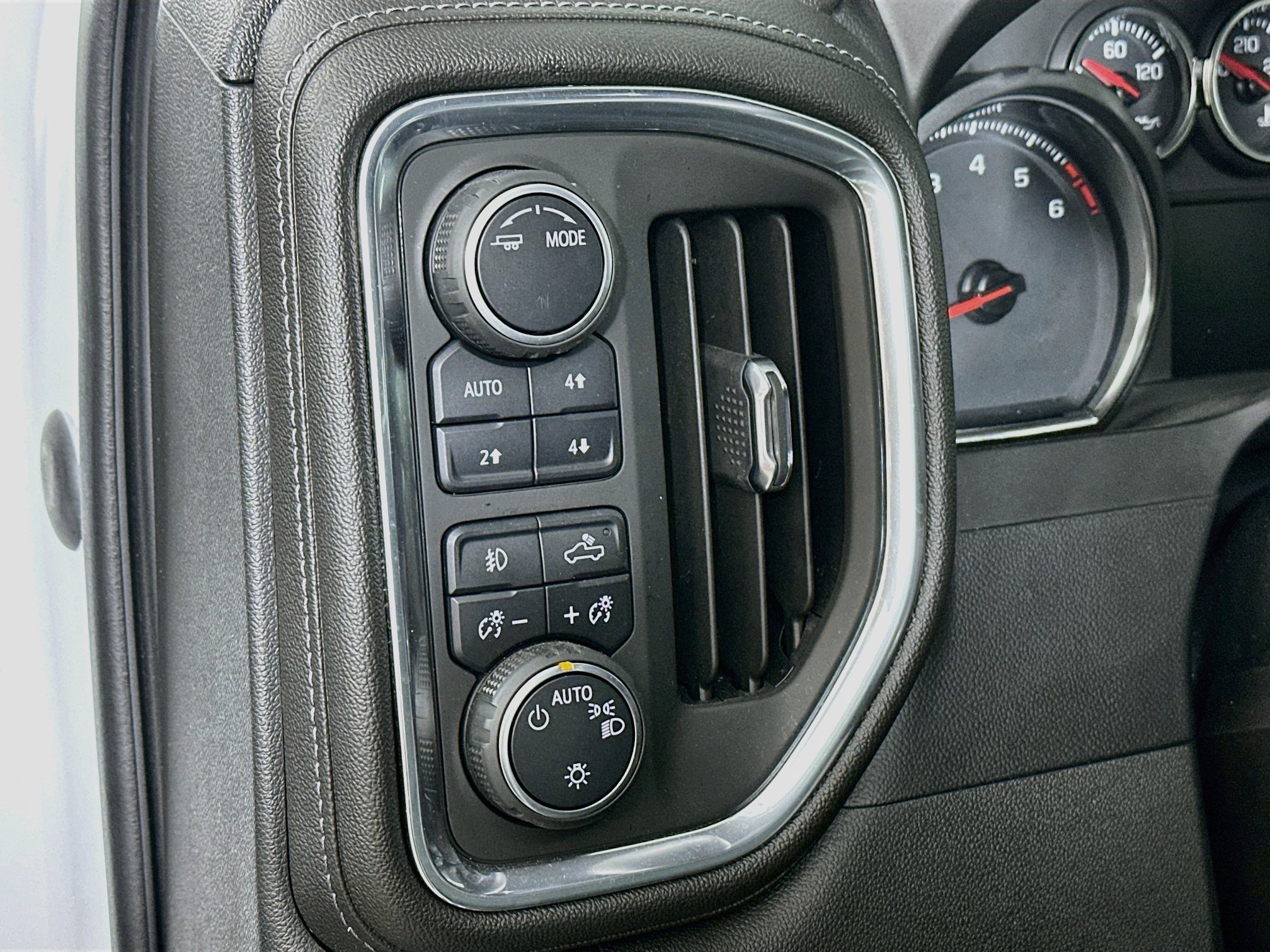Used 2022 Chevrolet Silverado 1500 LT Trail Boss w/ Convenience Package II AWD/4WD image 10