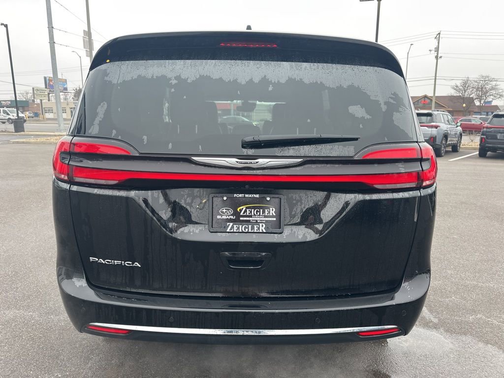 Used 2024 Chrysler Pacifica Touring-L image 5
