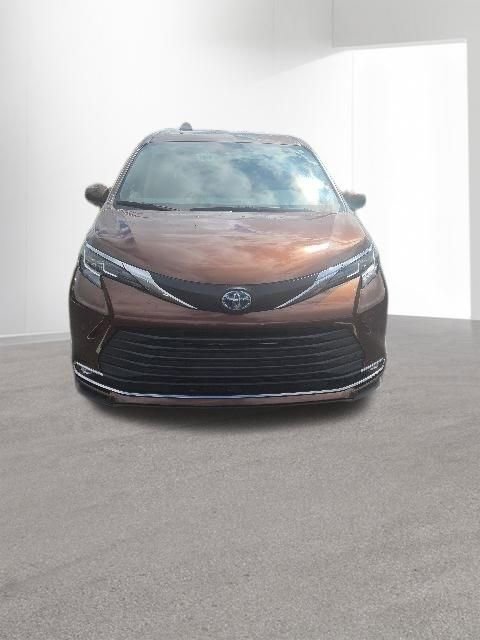 Used 2021 Toyota Sienna XLE AWD/4WD image 2