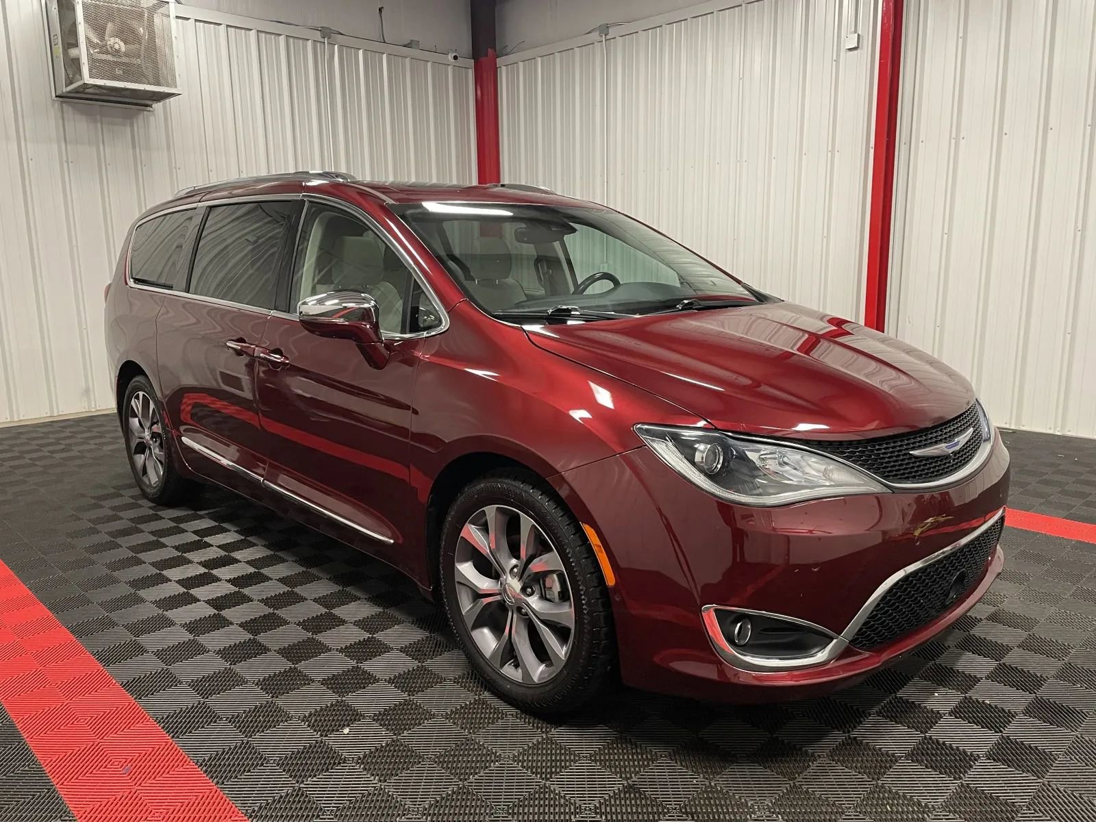 Used 2019 Chrysler Pacifica Limited w/ Tire & Wheel Group image 5