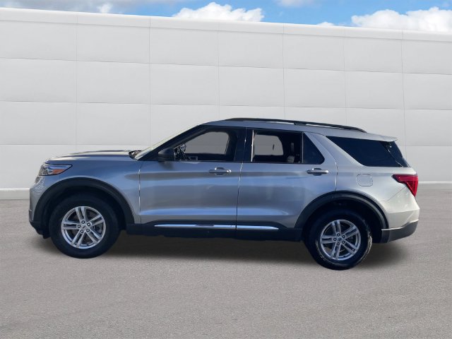 Used 2023 Ford Explorer XLT w/ Equipment Group 202A AWD/4WD image 2