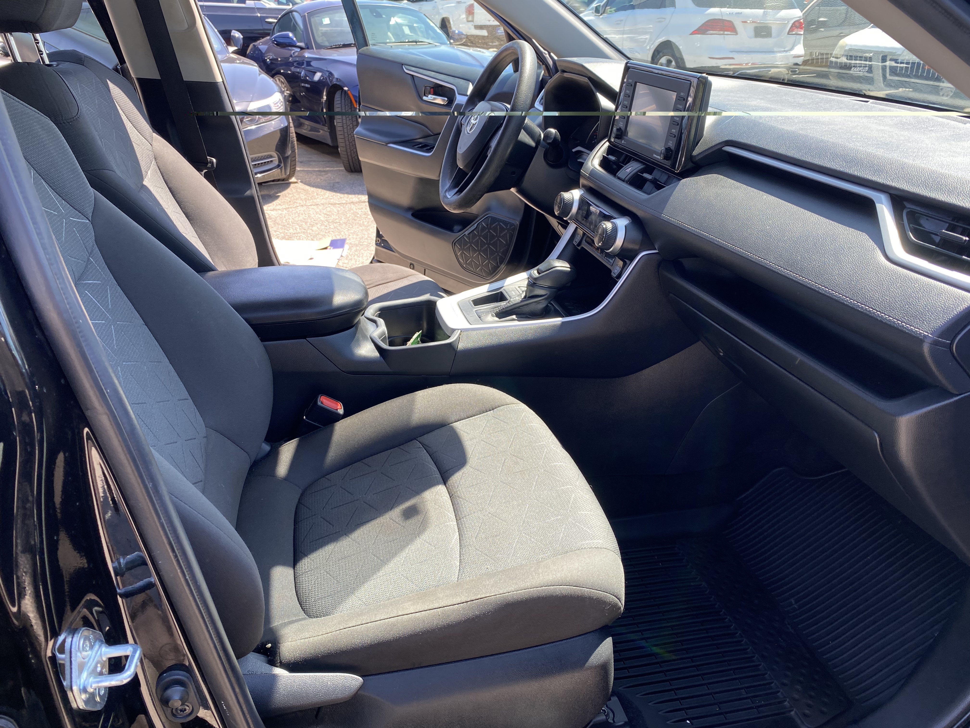 Used 2022 Toyota RAV4 XLE w/ Convenience Package FWD image 22