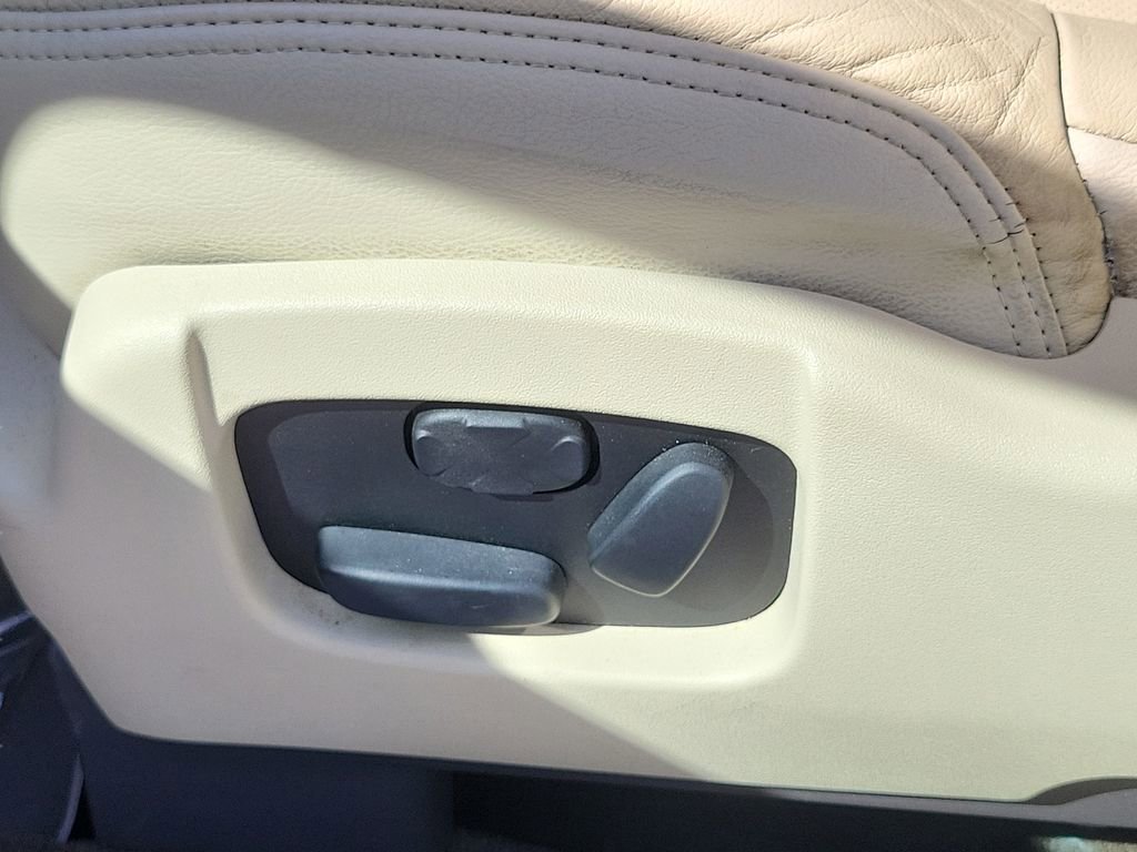 Used 2017 Lincoln MKT FWD image 19