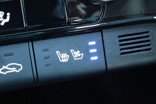 Used 2025 Hyundai Elantra Limited image 19