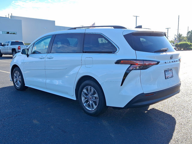 Used 2022 Toyota Sienna LE image 4
