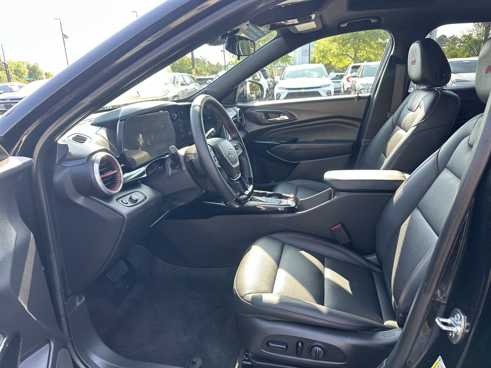 Used 2025 Chevrolet Trax RS w/ Sunroof Package image 16