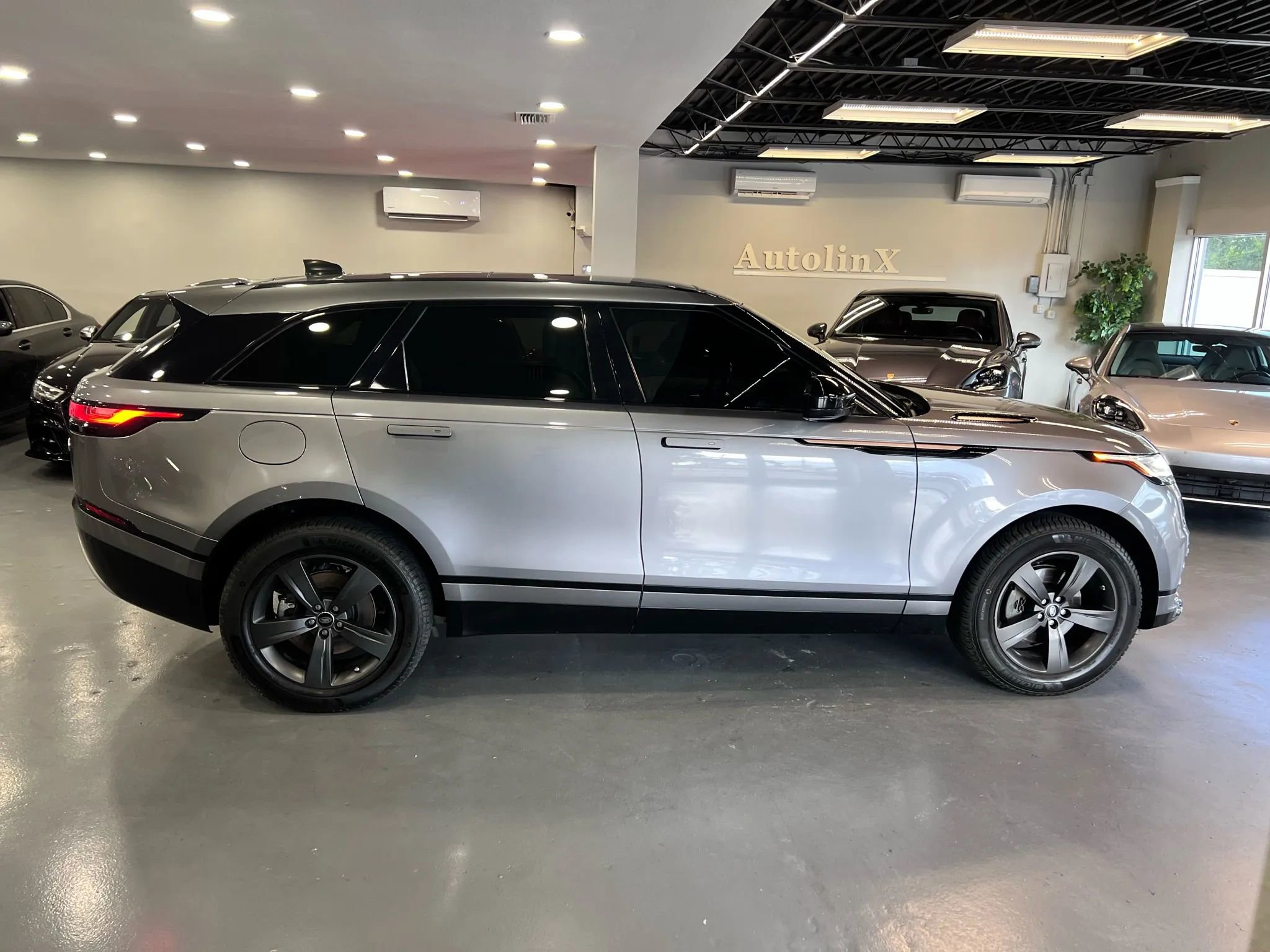 Used 2020 Land Rover Range Rover Velar R-Dynamic S image 8
