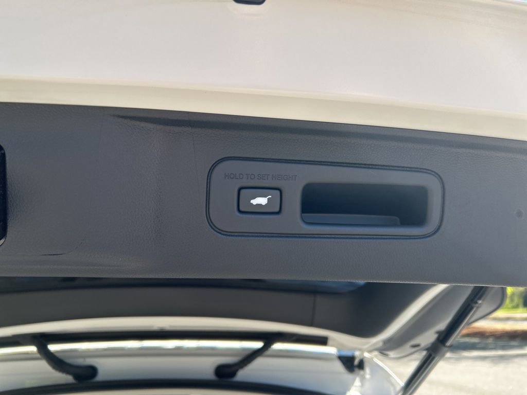 Used 2025 Honda Pilot Touring image 13